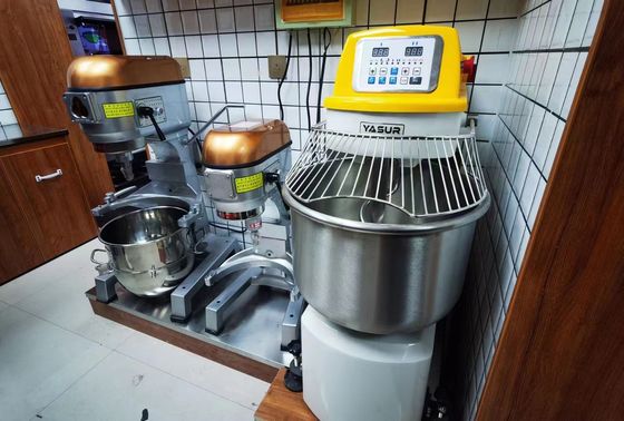 Máy trộn bột xoắn ốc hạng nặng 4,5kw Máy ​​trộn bột thép không gỉ tốc độ kép 50 Kg có lưới bát