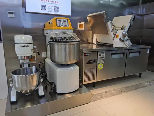 Máy trộn bột xoắn ốc 55 Pound Tốc độ kép Điều khiển kỹ thuật số 2.2kw cho bánh mì và bánh pizza